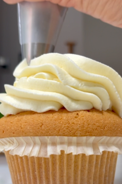 glutenfreier-himbeer-cupcake-isabella-glutenfreie-patisserie