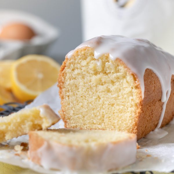 Isabellas fertiger Zitronenkuchen mit Glasur und serviert.